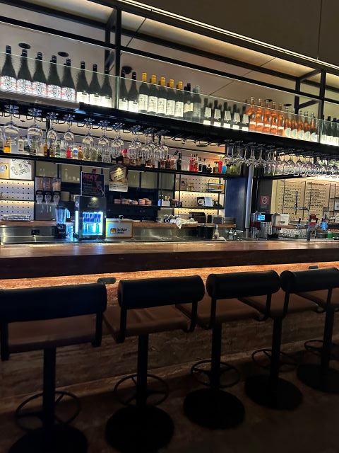 Moxy Sydney Airportのロビーバー