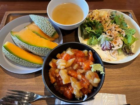 海鮮丼とメロンとフレンチトースト