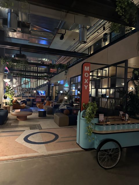 Moxy Sydney Airportのロビーバー