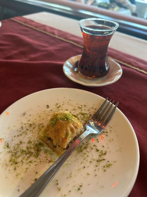 トルコの伝統菓子バクラヴァとトルコチャイ
