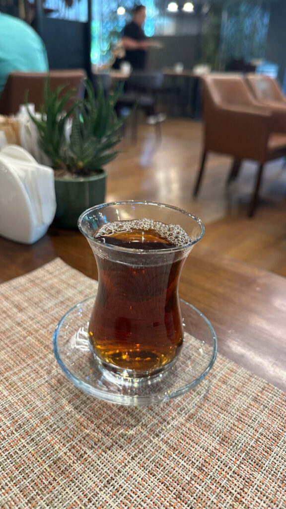 トルコチャイグラスに入った紅茶